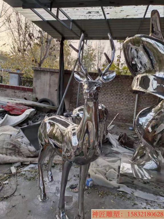 不锈钢镜面鹿雕塑厂家 草坪动物摆件小鹿